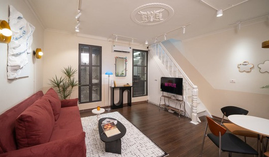 Căn tập thể cũ trong ngõ Phan Đình Phùng ‘lột xác’ thành homestay rực rỡ giữa lòng Hà Nội