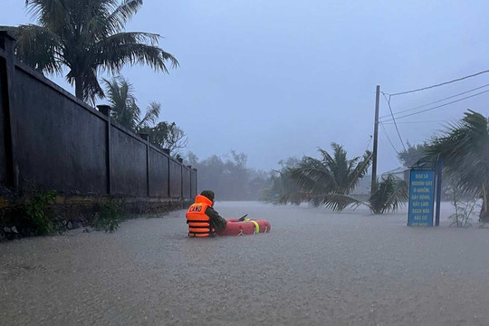 Mưa lũ lớn tại miền Trung làm 3 người chết, 5 người mất tích, hỗ trợ khẩn cấp cho Huế 150 tỷ