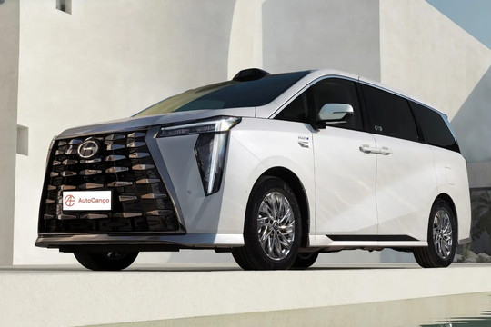 Mẫu MPV sử dụng công nghệ hybrid, mạnh mẽ với hơn 370 mã lực, chỉ ngốn 1,1L/100km, nội thất đậm chất xe sang, giá rất dễ tiếp cận