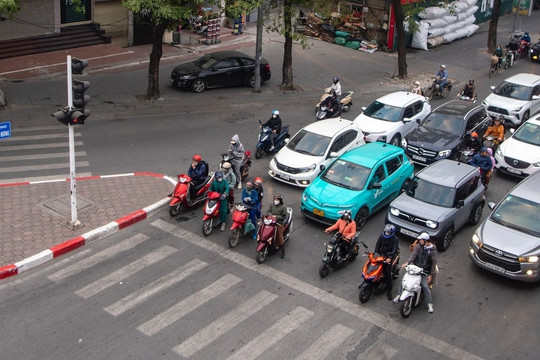 Từ 2025: Quy định mới về việc sử dụng điện thoại khi dừng đèn đỏ bị phạt không, người tham gia giao thông cần phải lưu ý gì?