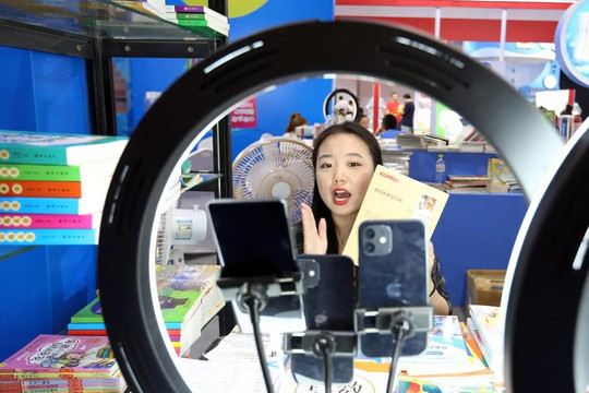 Thủ phủ livestream ra luật mới: Muốn nói về y tế, tài chính, pháp luật… phải có bằng cấp