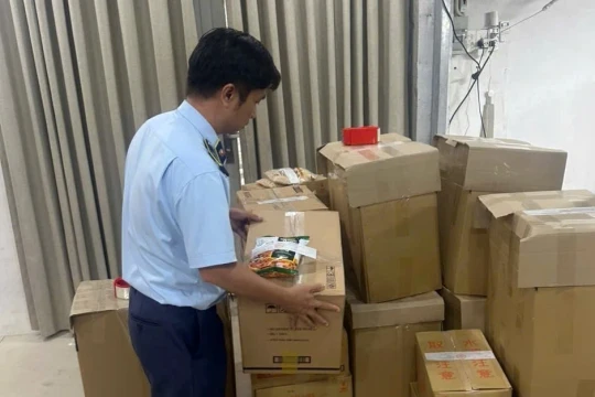 Đột kích điểm kinh doanh, phát hiện lượng lớn thực phẩm 'ba không' ở TPHCM