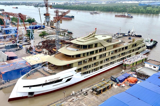 Chính thức hạ thủy siêu du thuyền 6 sao diện tích 10.000m2: Được đóng hoàn toàn bởi người Việt, lớn nhất Quảng Ninh