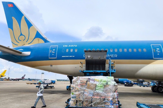 Vietnam Airlines (HVN) thông báo vận chuyển miễn phí hàng cứu trợ tới miền Trung