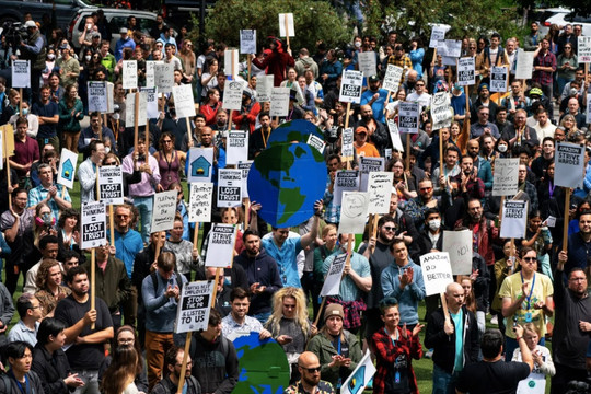 Hàng chục nghìn nhân viên Amazon bàng hoàng nhận thông báo mất việc qua tin nhắn