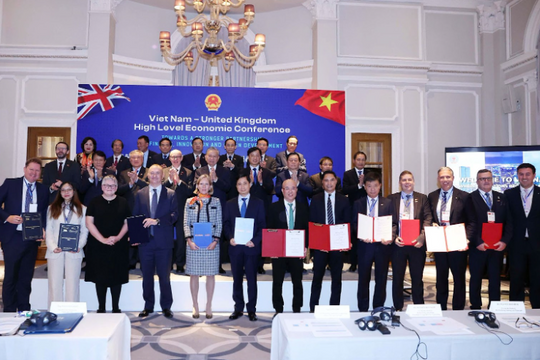 FPT và CLB bóng đá Chelsea trao thỏa thuận hợp tác trước sự chứng kiến của Tổng Bí thư