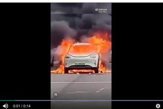 Ô tô điện bán chạy nhất Trung Quốc nổ như đạn pháo, lửa trùm thân xe