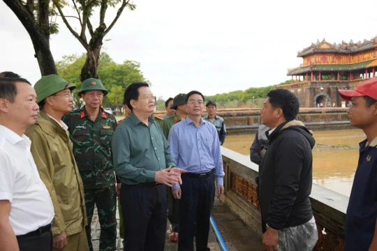 Phó Thủ tướng Mai Văn Chính: Bảo vệ các công trình kiến trúc cung đình Huế giữa mưa lũ cần đặt lên hàng đầu