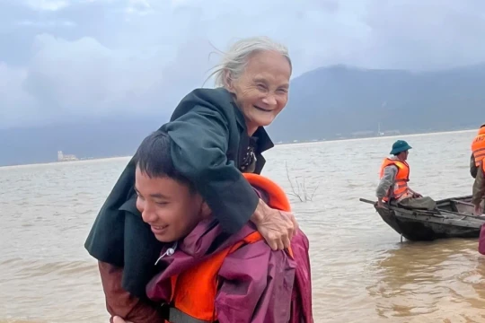 Hà Tĩnh gấp rút 'vá' đê, di dời hàng trăm hộ dân bị ngập do mưa lũ