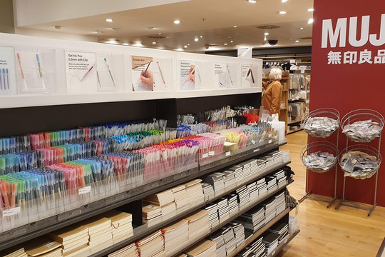 Muji thu hồi 600.000 chai xịt phòng vì phát hiện nhiễm khuẩn