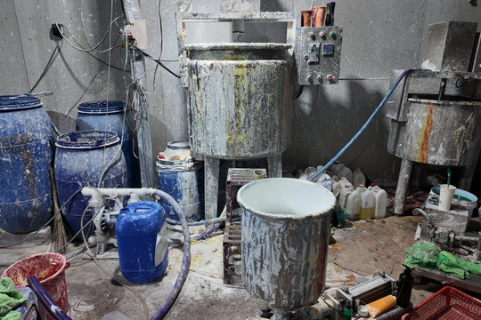 Rùng mình trước công xưởng sản xuất mỹ phẩm giả quy mô khủng giữa lòng TP.HCM