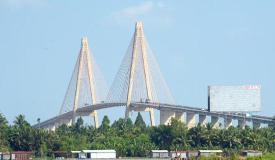 Cây cầu dây văng đầu tiên do Việt Nam thiết kế và thi công, phá thế qua sông lụy phà, rút ngắn thời gian di chuyển còn 15 phút