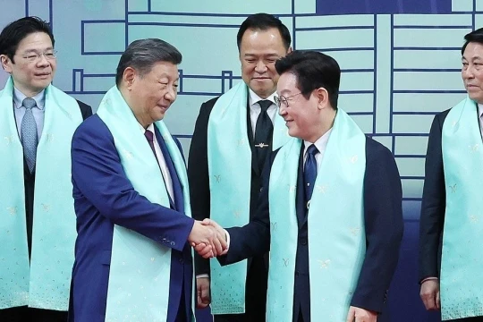 Bế mạc hội nghị cấp cao APEC: Các nhà lãnh đạo chụp ảnh cùng khăn truyền thống của Hàn Quốc