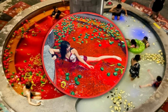 Tắm suối xưa rồi, giờ ‘bắt trend’ là phải đi ‘tắm lẩu cay’ đỏ rực toàn ớt như thế này đây!