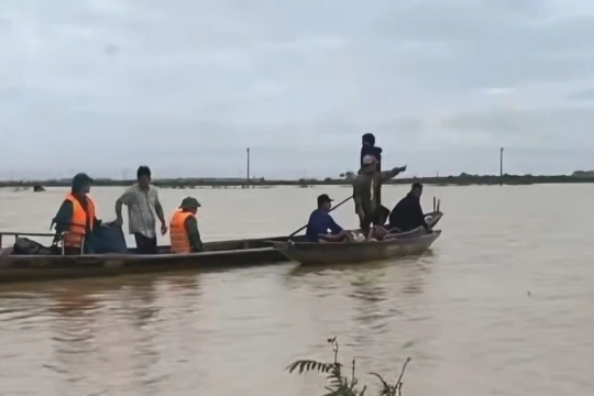 Huế thiệt hại nặng về người do mưa lũ lịch sử, hơn 10.000 ngôi nhà còn ngập lụt