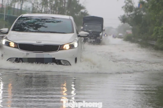 Đường ngập sâu, ô tô bơi trong nước lũ