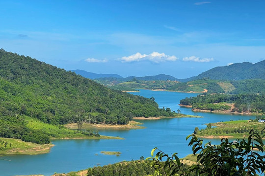 Hồ nước ngọt cách TP. HCM 200km được mệnh danh là 'Vịnh Hạ Long thu nhỏ', có cả Hoa Quả Sơn như phim Tây Du Ký