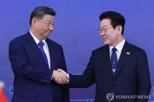 Tổng thống Hàn Quốc tặng Chủ tịch Trung Quốc bàn cờ vây làm từ gỗ quý