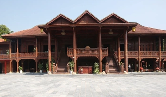 Huy động 500m3 gỗ lim 900 năm tuổi từ Lào cùng 20.000 công lao động, xây dựng công trình đạt kỷ lục Việt Nam