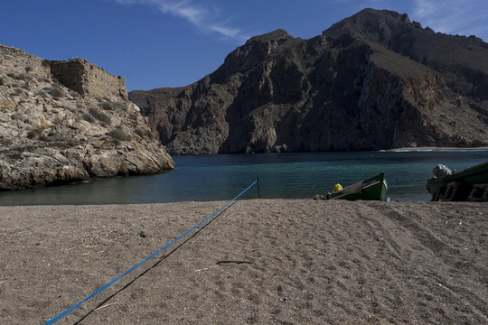 Biên giới quốc gia ngắn nhất thế giới: Dài vỏn vẹn 85m, được đánh dấu bằng sợi dây màu xanh