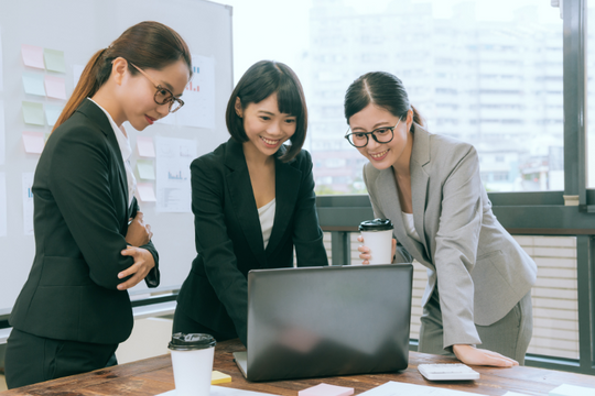 8 kỹ năng làm việc của người EQ cao: Ai cũng nên biết để được sếp tin, đồng nghiệp quý