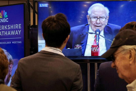 Berkshire 'lạc lối' trước ngày Warren Buffett nghỉ hưu: Cổ phiếu lẹt đẹt, nhà đầu tư nản lòng vì núi tiền mặt gần 400 tỷ USD không được tiêu