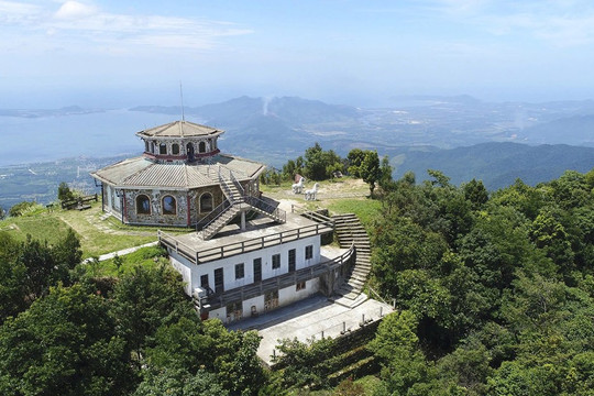 Đỉnh núi cao 1.400m của Việt Nam là nơi mưa lớn thứ hai thế giới, được ví như 'Đà Lạt của miền Trung'