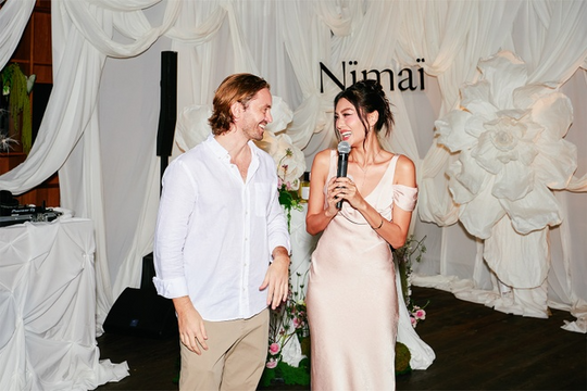 Á hậu Việt công khai bạn trai là hậu duệ đời thứ 7 của gia tộc nước hoa 200 năm, học trường danh giá bậc nhất Pháp