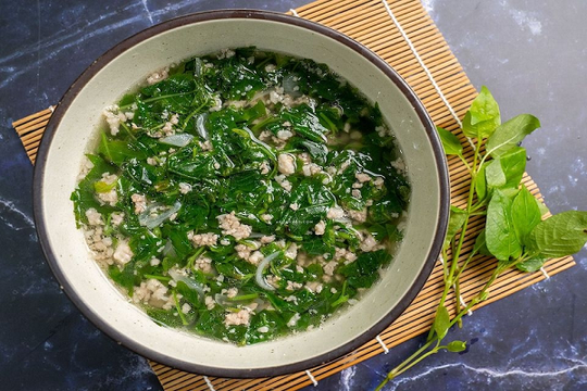 Giàu sắt gấp 5-7 lần thịt bò, loại rau 'rẻ bèo' này bán đầy chợ Việt mà ít ai biết quý