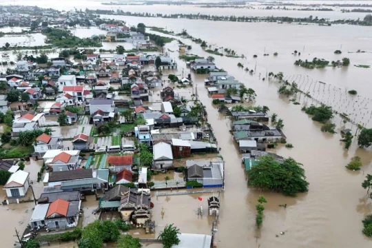 Mưa xối xả trở lại, lũ lên báo động 3 ở Huế - Đà Nẵng