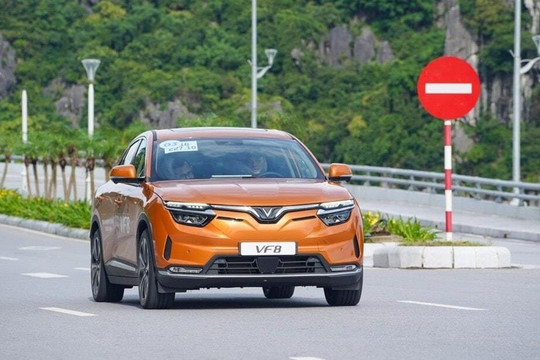 VinFast VF 8 được quảng cáo là SUV 'xe sang, chạy bốc, giá rẻ’: Chủ xe sau 1 năm sử dụng nói thẳng về xe, không ngại đưa ra so sánh công tâm