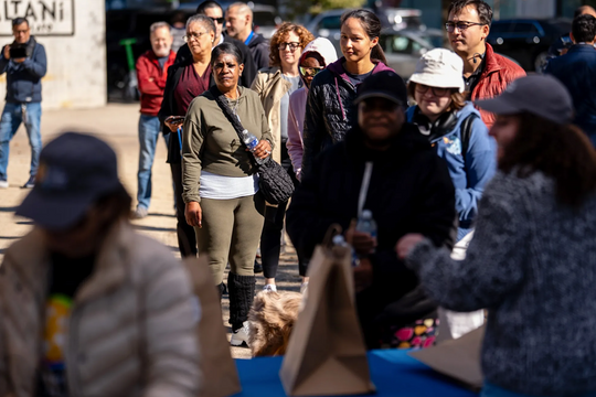 Công chức Mỹ đi xếp hàng nhận thực phẩm trợ cấp, rơi vào thảm cảnh vì Chính phủ đóng cửa
