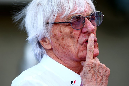 Tỷ phú F1 bán bộ sưu tập siêu xe 17.000 tỷ đồng, chọn đón tuổi già bên vợ kém 46 tuổi và con trai 5 tuổi