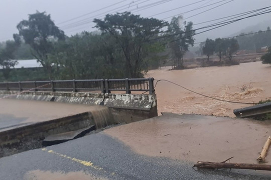 Sập cầu ở Huế, 3 xã bị cô lập hoàn toàn