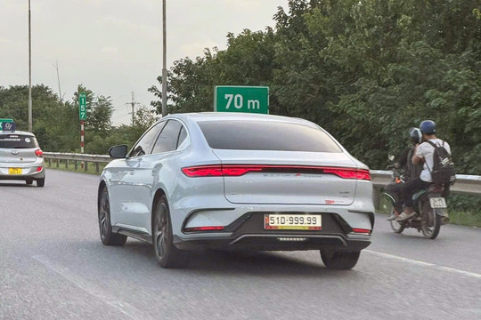 Huấn 'Hoa Hồng' từng khoe biển 999.99 trên VinFast VF 3, giờ lại thấy gắn trên xe Trung Quốc, thật giả ra sao?