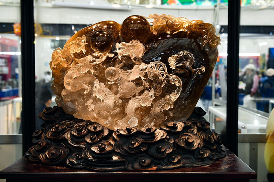 Khối đá 500kg hóa báu vật 10 tỷ tại hội chợ mùa thu Hà Nội, nhiều người muốn thương lượng nhưng chủ nhân vẫn kiên định chờ 'duyên'