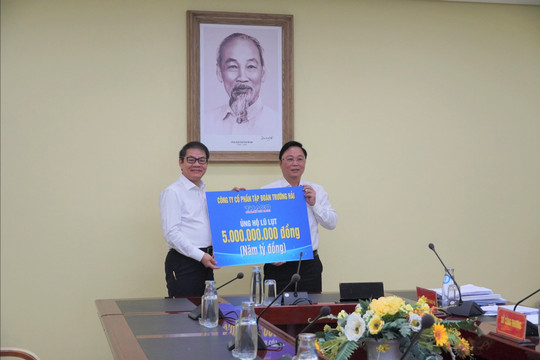 THACO ủng hộ 5 tỷ đồng khắc phục hậu quả lũ lụt, ông Trần Bá Dương trực tiếp có mặt để trao tặng