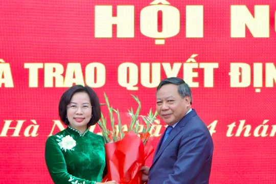 Trao quyết định về công tác cán bộ của Ban Thường vụ Thành ủy Hà Nội