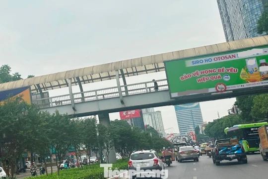 Biển quảng cáo 'bịt' mặt nhiều cầu vượt đi bộ tại Hà Nội