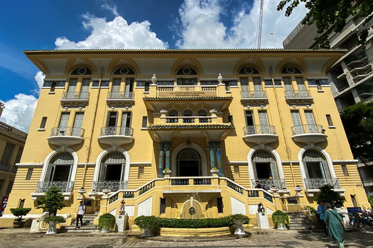 Dinh thự 4.000m², ba mặt tiền của ‘ông trùm địa ốc’ một thời: Có tận 99 cửa, là tòa nhà đầu tiên ở Sài Gòn sử dụng thang máy