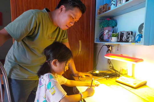 Từ 15/12, bố mẹ có thể bị phạt tới 10 triệu đồng nếu bắt con học quá sức