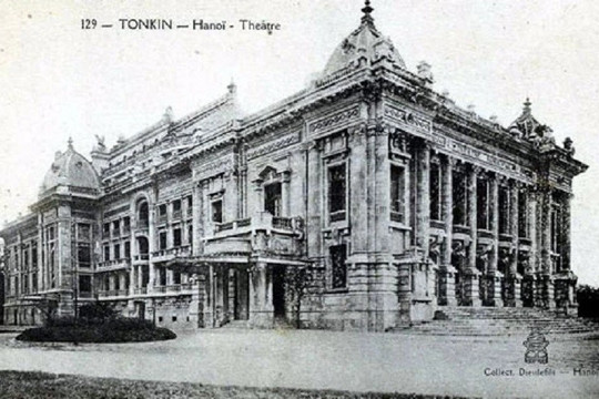 Nhà hát rộng 2.600m2 là công trình biểu tượng của Thủ đô, từng huy động tới 300 công nhân, 35.000 cọc tre, xây dựng trong suốt 10 năm