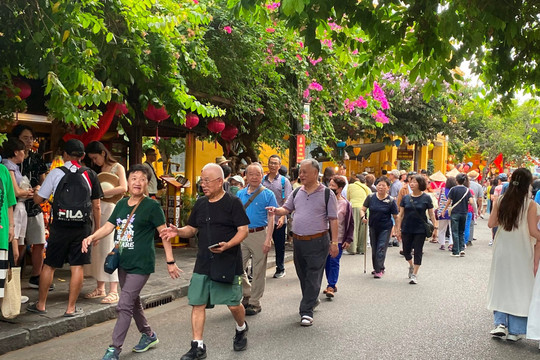 Khách quốc tế đạt hơn 17 triệu lượt sau 10 tháng, ngành du lịch 'chạy nước rút' có kịp về đích cuối năm?