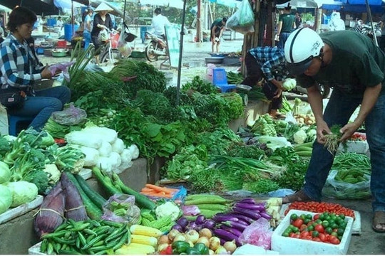 Rau củ lũ lượt đội giá 'trên trời' sau bão Kalmaegi