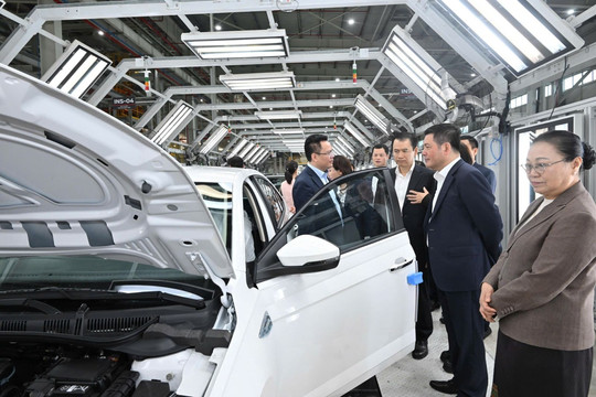 Bộ trưởng Bộ Công Thương Lào thăm nhà máy ô tô công suất 120.000 xe/năm, mong học hỏi chính sách hỗ trợ của Việt Nam