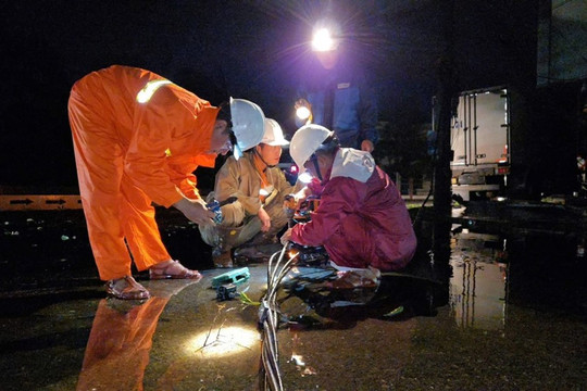 Hơn 1,6 triệu khách hàng bị mất điện do ảnh hưởng bão số 13