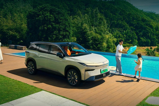 Toyota xứng tầm ‘gã khổng lồ’ khi mở bán mẫu SUV điện rất đẹp: Giá chỉ 386 triệu, 7 phiên bản tùy chọn, chạy xa tới 610km/1 lần sạc