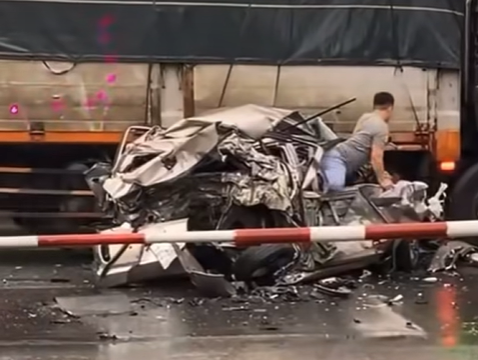 Pha thoát hiểm ‘không tưởng’ ở Ninh Bình: Ô tô nát vụn như giấy, tài xế vẫn bình an tự chui ra ngoài