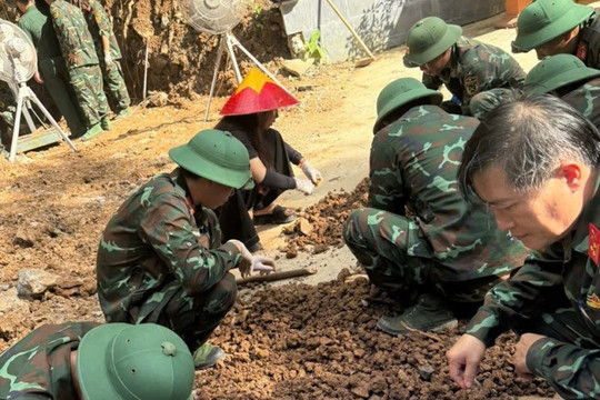 An táng hài cốt các Anh hùng liệt sĩ hy sinh tại hang Tám Cô sau hơn nửa thế kỷ