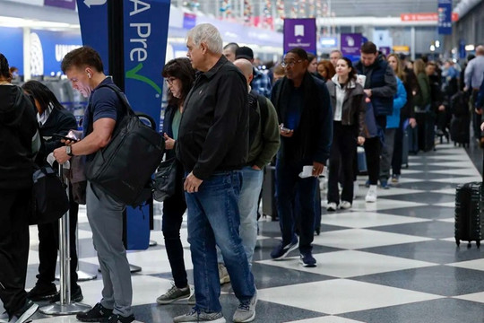 Hơn 700 chuyến bay bị hủy trong 1 ngày, cả nước Mỹ bức xúc